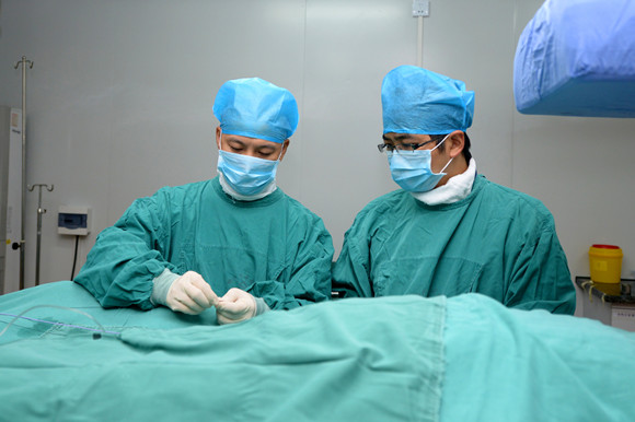 河汉康（左）为患者做心脏搭架手术_副本.jpg